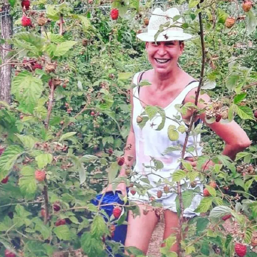 VODITELJKA DALA OTKAZ NA TELEVIZIJI, PA SE BACILA U SEZONSKI POSAO Vodila je rijaliti za 800 evra mesečno: Puko preživljavanje!