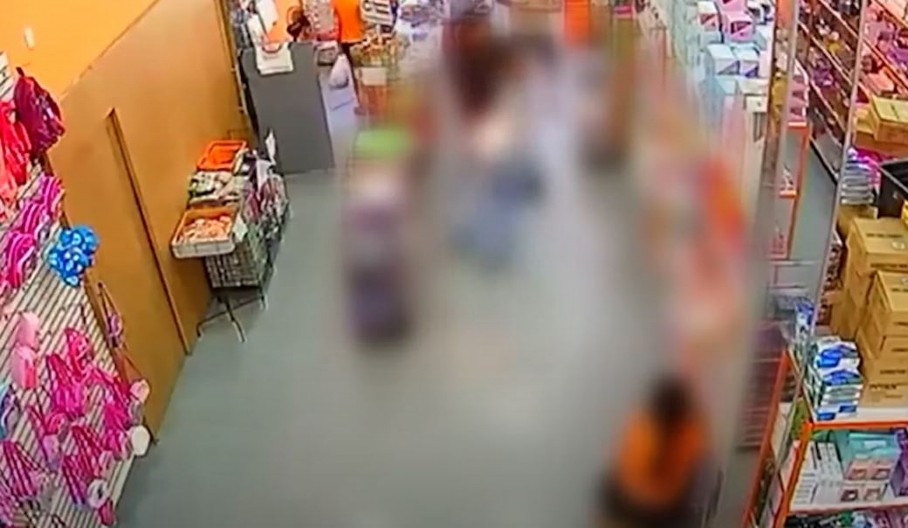 DEVOJCI MOBILNI EKSPLODIRAO U DŽEPU OD PANTALONA Jeziv snimak iz prodavnice (VIDEO)