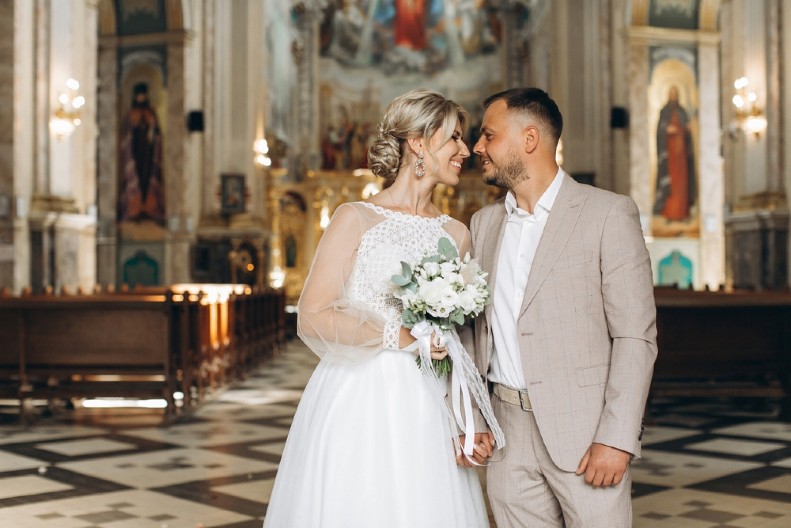 SVEŠTENIK SRPKINJI DAO BLAGOSLOV DA SE UDA ZA BRATA Šokirao objašnjеnjеm zašto: “Evo od kog kolеna je dozvoljen brak mеđu rođacima”