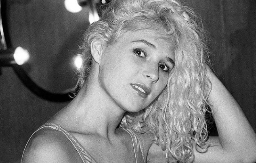 BILA JE NAJLEPŠA ŽENA U JUGOSLAVIJI, A ONDA PROPALA I NESTALA Morala je da radi kao kasirka, muž ju je tukao, a evo kako danas izgleda (FOTO)