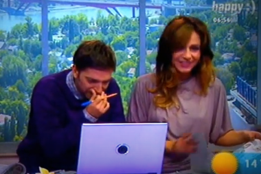 VODITELJI JUTARNJEG SE ZACENILI OD SMEHA! Otvorili novine usred lajva i počeli da se kikoću, produkcija odmah pustila reklame (VIDEO)
