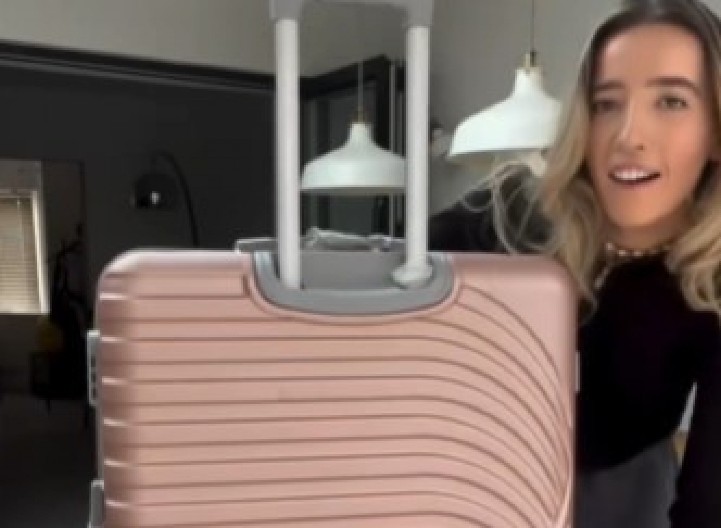 KUPILA IZGUBLJENI KOFER NA AERODROMU, PA U NJEMU PRONAŠLA BLAGO Kada je otvorila torbu i videla šta je unutra, skamenila se! (VIDEO)