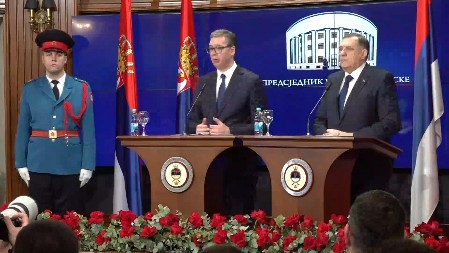 "POŠTUJEMO SVE, ALI NE KLEČIMO NI PRED KIM" Snažne poruke predsednika Vučića i Dodika u Banja Luci (VIDEO)