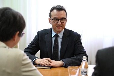 PETKOVIĆ SE SASTAO SA AMBASADORKOM I ZVANIČNIKOM MSP NEMAČKE Ukazao na težak položaj Srba u na KiM zbog pritisaka Kurtijevog režima