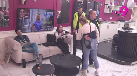 NAJVEĆI ŽENSKI SUKOB U ELITI DOSAD Učesnica nasrnula na cimerku, obezbeđenje je jedva zaustavilo!