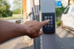 NAVIJAČ PROVALIO ŠIFRU IZ PRVE I UŠAO NA OGROMAN STADION Komentari ne prestaju - "Nisu mogli da smisle gluplju šifru"