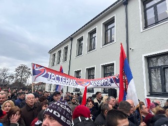 SVEČANO U VELIKOJ DRENOVI Građani i učenici čekaju predsednika Srbije (VIDEO)