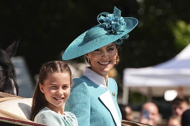 ŽELJA SVIH DEVOJČICA Evo kada će princeza Šarlot početi da nosi tijaru, neće čekati koliko i njena majka