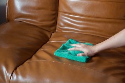 JEDNOSTAVAN TRIK ZA UKLANJANJE MRLJA Uradite OVO i kožna garnitura će vam uvek izgleda KAO NOVA