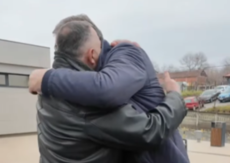 OVO JE ZA VUČIĆA DANAS BIO NAJEMOTIVNIJI TRENUTAK: Susret sa Životijem Milićevićem, koji je na Košarama izgubio sina Dragana (VIDEO)