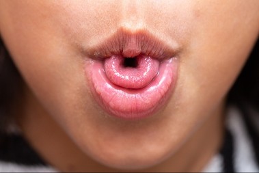 SAVIJATE JEZIK U OBLIKU SLOVA "U" I DETELINE? Evo šta psiholozi kažu za ljude koji to umeju