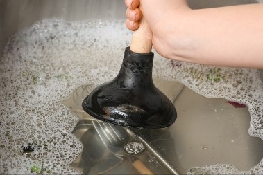 OVO SVI RADE U KUHINJI, A NE ZNAJU DA PRAVE KATASTROFU: Jedna greška može vam ZAPUŠITI SUDOPERU!