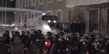 VODENI TOP I SUZAVCI NA MIRNE DEMONSTRANTE: Evo kako to radi policija u Albaniji - a u EU muk! (VIDEO)