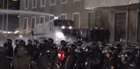 VODENI TOP I SUZAVCI NA MIRNE DEMONSTRANTE: Evo kako to radi policija u Albaniji - a u EU muk! (VIDEO)