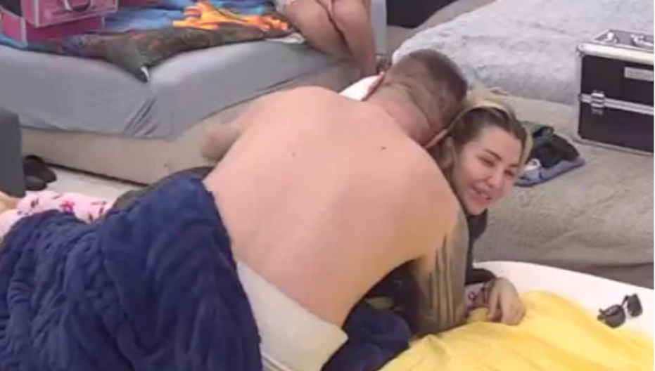 AKCIJA ANELI I JANJUŠA PRED PUNOM SOBOM USRED BELOG DANA! Nisu mogli da se obuzdaju, učesnici šokirani (FOTO)