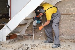 KUPILI CRKVU MISLEĆI DA JE KUĆA Kad su podigli pod, sledila im se krv u žilama! (VIDEO)