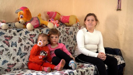 “HUMANA SRCA” POMAŽU PORODICI BABIĆ: Helena, Lena i Tara samo žele kupatilo i toplu vodu 