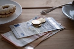 DORUČAK SE PRETVORIO U TOTALNI HAOS Odbio da da bakšiš konobaru - ovaj mu se osvetio porukom na računu!