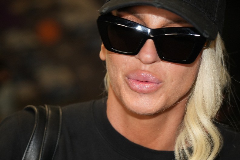 "KARLEUŠA SA TEMUA" Pevačica objavila fotografije, zbog jedne stvari svi misle da je kopirala Jelenu