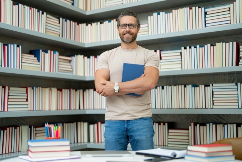  ŠOK U BIBLIOTECI Vratio knjigu koju su njegovi roditelji pozajmili pre 36 godina - ovakvu reakciju nije očekivao
