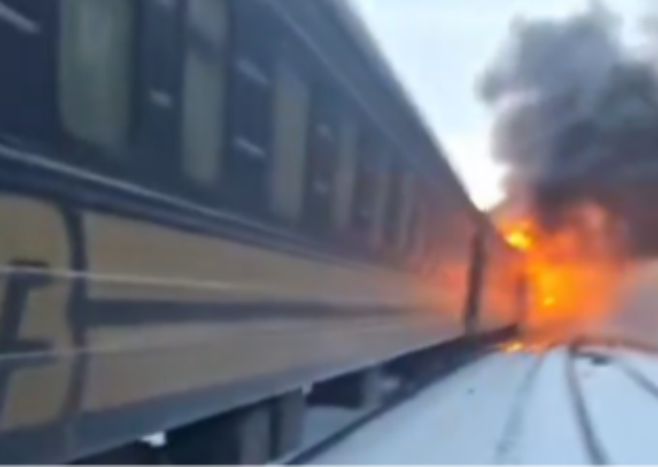 BEBA SPAŠENA IZ VOZA KOJI SU POGODILI RUSI! Najmanje 4 osobe izgubile život (VIDEO) 