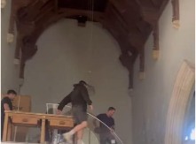 "PRVIH NEKOLIKO JE BILO NEPRIJATNO, A ONDA..." Porodica preuređivala crkvu za dom, pa pronašla nešto čega nema ni u hororima