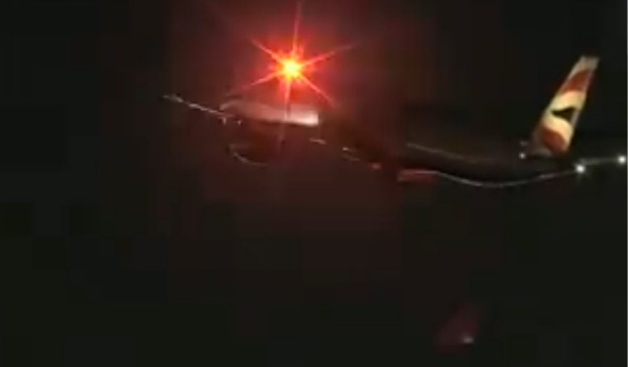 AVIONU OTPAO TOČAK U VAZDUHU, SNIMLJENE VARNICE: Incident tokom poletanja u Las Vegasu (VIDEO)