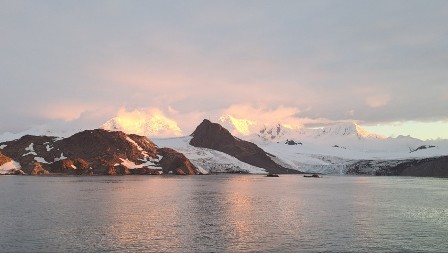 PIO SAM VODU IZ GLEČERA, TO JE PRAVI ELIKSIR Naučnik Aleksandar duže od mesec dana na istraživačkom brodu na Antarktiku