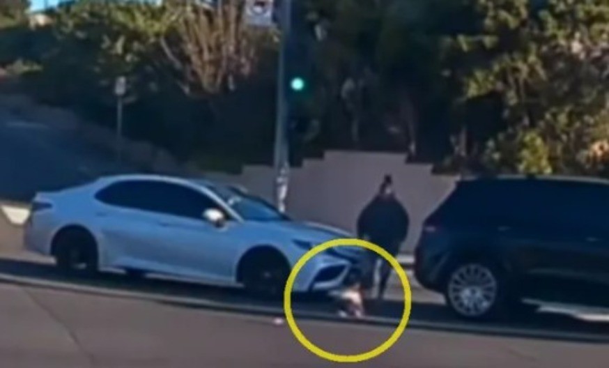 JEZIVA SCENA NA PUTU Beba sa suvozačevog mesta ISPALA pravo na kolovoz - snimak LEDI KRV U ŽILAMA! 