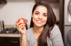 Svi pogrešno jedemo jabuke i krompir: Doktor tvrdi da je samo jedan način ispravan