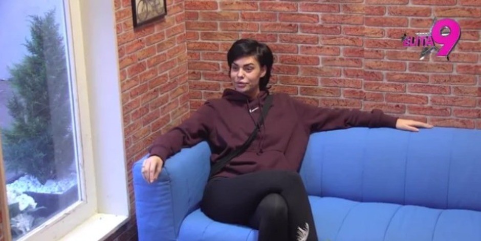 "PRIZNAJ DA SI BILA SA OŽENJENIM PEVAČEM" Mina Vrbaški na stubu srama, cimerka je raskrinkala 