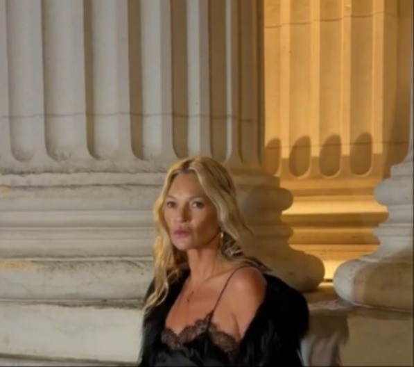 Sa 52 godine je i dalje zgodna do bola: Kejt Mos u koži i čipki ostavila sve bez daha