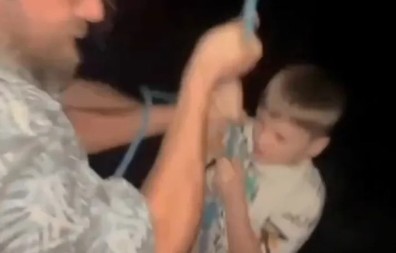 DEČAK NA IVICI SMRTI! Pijani otac ga spustio konopcem sa sedmog sprata - snimak RAZBESNEO PLANETU! 