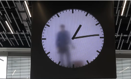  LJUDI NE PRESTAJU DA GLEDAJU U OVAJ SAT NA AERODROMU Čovek stoji iza njega po ceo dan - evo o čemu se radi