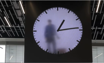  LJUDI NE PRESTAJU DA GLEDAJU U OVAJ SAT NA AERODROMU Čovek stoji iza njega po ceo dan - evo o čemu se radi