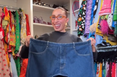 PROLAZNICI NISU MOGLI DA VERUJU ŠTA VIDE Influenserka se pojavila u KOCKASTIM farmerkama, ceo Njujork zanemeo od šoka (VIDEO)