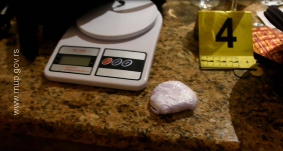 MLADIĆ U KUĆI IMAO DVE I PO KILE DROGE Uhapšen zbog dilovanja i držanja oružja