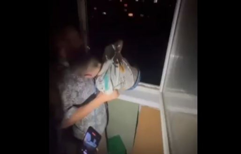 PIJAN OTAC SPUSTIO DETE SA 7. SPRATA, DRUŠTVO SE SMEJALO I SNIMALO! Mali vrištao dok je visio iznad provalije