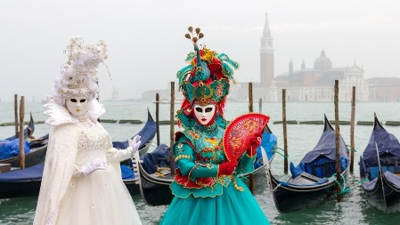 KARNEVAL U VENECIJI JE PRAVI SPEKTAKL Grad postaje pozorište na otvorenom, a raskošne maske i kostimi su na svakom koraku