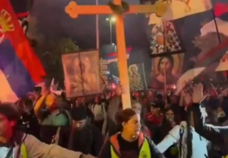 DEMONSKO OBELEŽAVANJE SVETOG SAVE Blokaderi u mrklom mraku sekli kolač i palili sveće na ulici