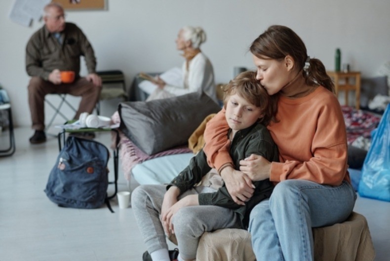 MAJKA DVOJE DECE UNIŠTENA Prevaranti joj se predstavljali kao HOLIVUDSKE zvezde - ostala bez 250 hiljada! 