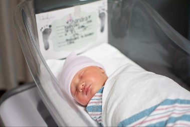 VIC DANA Mujo dobio dete, pa se dere s prozora bolničke sobe...