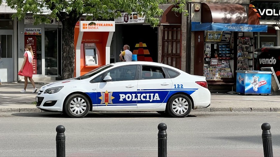 SUPRUGA MILOŠA MEDENICE ODBILA POLIGRAF I PREDAJU TELEFONA Policija ispitivala porodicu i prijatelje nakon njegovog bekstva