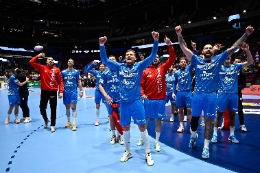 NOVI SKANDAL Sramno slavlje Hrvata, pevali "Za dom spremni"