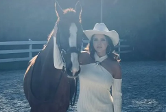 PORODILA SE PRE 8 MESECI, SADA BLISTA U BELOM Pevačica saopštila lepe vesti 