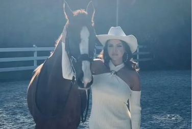 PORODILA SE PRE 8 MESECI, SADA BLISTA U BELOM Pevačica saopštila lepe vesti 