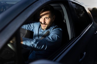 UPOZORENJE ZA STARIJE VOZAČE Ako vam smeta blesak farova, možda imate ozbiljan zdravstven problem - reagujte na vreme