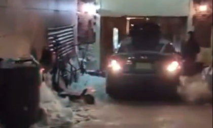 "DUBOKO UZNEMIRUJUĆE" Vozač se namerno zakucao autom u sinagogu, objavljeni snimci (VIDEO)