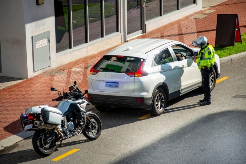 Platila 650 evra kaznu jer je vozače upozoravala gde se "krije" policija