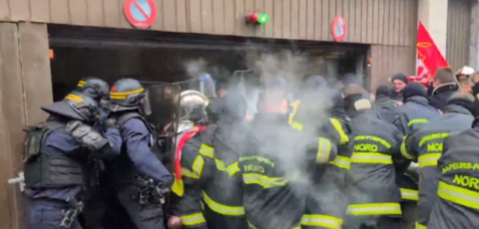 POUBIJAŠE SE: Vatrogasci se pobili sa policijom, buknuli novi protesti u Francuskoj (VIDEO)